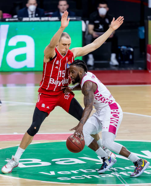 为对手后卫 为对手后卫